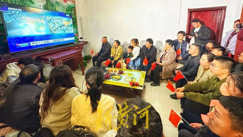 山东籍90后航天员宋令东成功飞天，曹县老家父母眼含泪花
