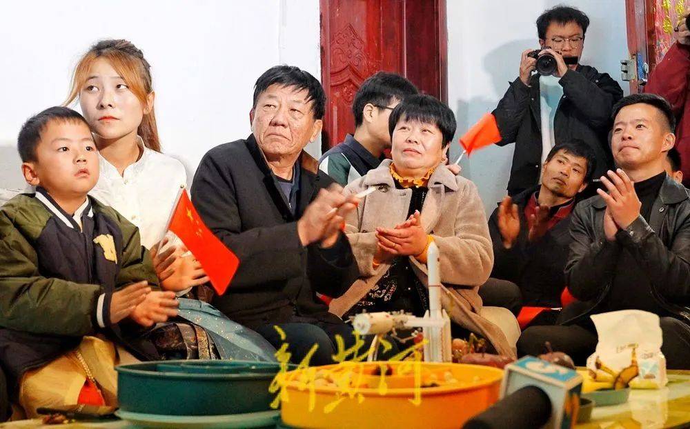 山东籍90后航天员宋令东成功飞天，曹县老家父母眼含泪花